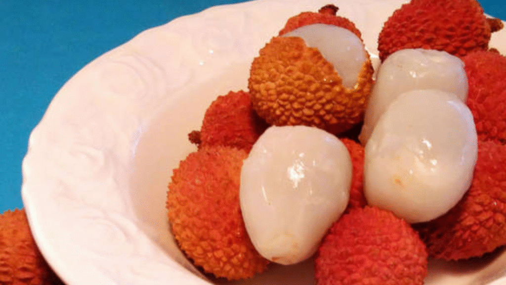 10 Powerful Nutrients Found in a Bowl of Lychee Fruit